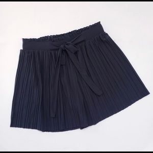 Soho Apparel: Black Pleaded Black Shorts . Size (S)